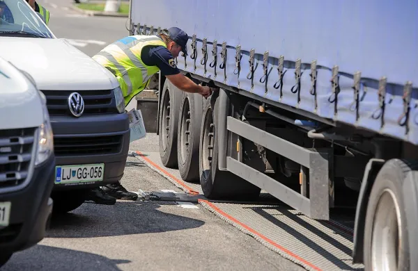 Policisti bodo do nedelje nadzirali tudi tehnično brezhibnost 
tovornih vozil in avtobusov. 
