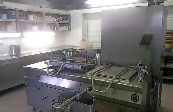 Razlog odstopa je zamik pri obnovi šolske kuhinje.
