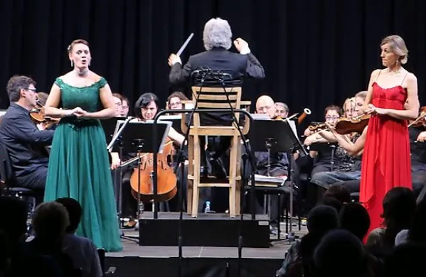 Orkestru iz italijanskega Vidma se je na odru v dvorani sv. Frančiška pridružilo tudi sedem opernih solistov iz več držav. 