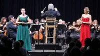 Orkestru iz italijanskega Vidma se je na odru v dvorani sv. Frančiška pridružilo tudi sedem opernih solistov iz več držav. 