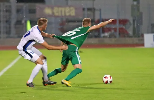 Gorica (v belih dresih) je na domačem stadionu že v prvem krogu 
prizemljila državne prvake.