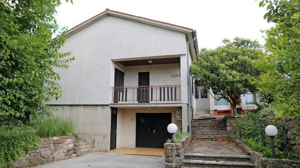 Iz hiše se morda kmalu ne bo več slišal otroški smeh.