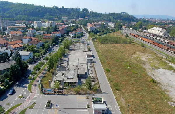  Zemljišč za še dva stolpiča na dražbi niso uspeli prodati. 