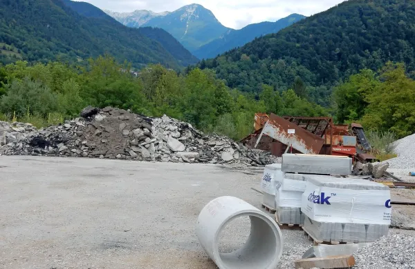 Predelava gradbenih odpadkov morda niti ne bi bila moteča, bolj 
skrbi to, da bi Kolektor CPG kar na veliko širil dejavnost ob Soči. 