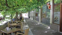 V družbi Pecivo je 22 zaposlenih, njena dejavnost pa obsega tudi restavracijo in trgovino na Delpinovi ulici v Novi Gorici (na fotografiji).