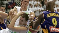 Primož Brezec (zgoraj) je na EP mlajših članov  osvojil srebro, 
Erazem Lorbek (spodaj) pa je bil v isti kategoriji leta 2004 zlat.