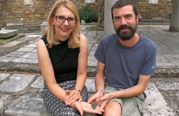 Maša Sakara Sučević in Rok Široka ob kosu pohorskega eklogita, posebnega poldragega kamna, ki si 
počasi utira pot med slovenskimi oblikovalci nakita.