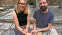 Maša Sakara Sučević in Rok Široka ob kosu pohorskega eklogita, posebnega poldragega kamna, ki si 
počasi utira pot med slovenskimi oblikovalci nakita.