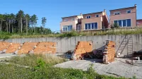 Na dražbi bodo že zgrajene hiše na Gozdni poti v Hrpeljah, pa tudi 
zemljišča in temelji še ene vrste hiš pred njimi. 