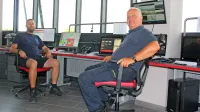 Mitja Šantelj, poveljnik PGD Postojna (levo), in Darko Muhič, vodja 
poklicnega jedra PGD Postojna, v sodobni sobi za vodenje 
intervencij. 