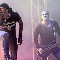 Poslastica:  Niklas Kvarforth (levo) iz švedskega benda  Shining je zapel s poljsko skupino Behemot.