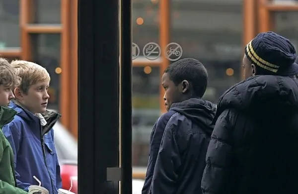 Nagrado maverick bo  prejel Ruben Östlund. Predvajali bodo tri njegove filme, v soboto Igro, ki je 
leta 2011 švedsko javnost vznemirila z zgodbo  o temnopoltih dečkih, ki oropajo bele vrstnike.