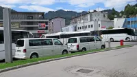       Majhni avtobusi in  kombiji so  uvodni dan zapore keltike varno 
vozili po ozkih obvozih.