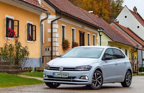 Polo zadnje generacije, opremljen z nalepkami je privlačen, a tudi 
drag avtomobilček.