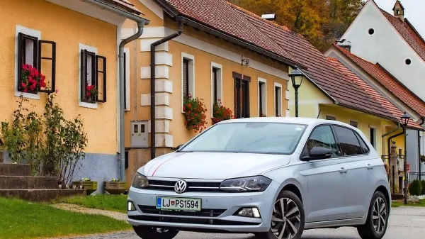 Polo zadnje generacije, opremljen z nalepkami je privlačen, a tudi 
drag avtomobilček.