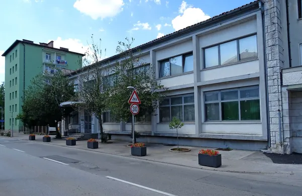 Da bi občina pridobila pločnik na Bazoviški cesti, je  pripravljena 
razlastiti banko Intesa Sanpaolo in ministrstvo za javno upravo, ki 
sta na njem vzpostavila  etažno lastnino. 