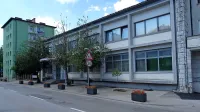 Da bi občina pridobila pločnik na Bazoviški cesti, je  pripravljena 
razlastiti banko Intesa Sanpaolo in ministrstvo za javno upravo, ki 
sta na njem vzpostavila  etažno lastnino. 