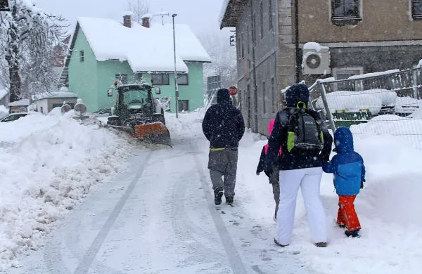 Po težki zimi se Občina Idrija  muči s pokrivanjem stroškov za 
čiščenje cest.