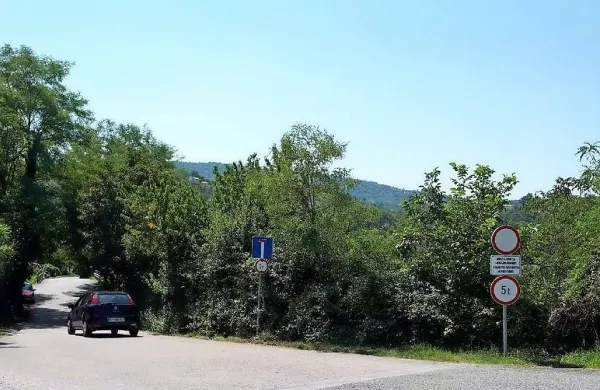 Po ozki  in ovinkasti cesti proti Bošamarinu in Grinjanu, kjer se na tesno srečata že dva avtomobila, se peljejo tudi vozniki s počitniškimi 
prikolicami in avtodomi. Poleg tujcev domačini srečujejo tudi avte z ljubljansko in drugimi slovenskimi registracijami. 