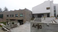 V RKS poudarjajo, da so se znašli v nezavidljivi, težko rešljivi in krivični situaciji, ker morajo del denarja, ki so ga za Arijo že plačali 
Vegradu, zdaj plačati še Vegradovim podizvajalcem, ki so dobili tožbe.