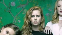 Amy Adams (v sredini) skorajda ne pozna spodrsljajev. To je ponovno dokazala 
tudi v Ostrini, njenem “prvem izletu” v svet televizijskih serij.