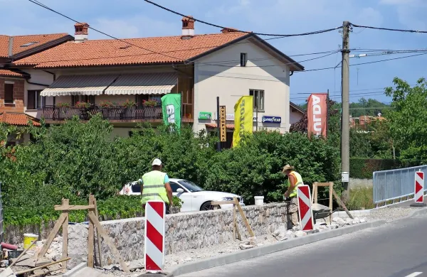 Krajani Križa z videzom novih zidov ob cesti niso prav nič 
zadovoljni.