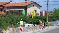 Krajani Križa z videzom novih zidov ob cesti niso prav nič 
zadovoljni.