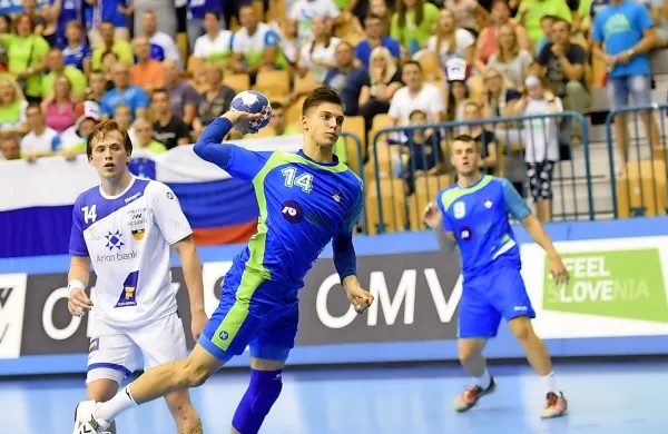 Domen Makuc (z žogo) je prispeval nekaj ključnih potez za uvrstitev mladih slovenskih rokometašev 
v polfinale. 


