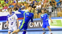 Domen Makuc (z žogo) je prispeval nekaj ključnih potez za uvrstitev mladih slovenskih rokometašev 
v polfinale. 

