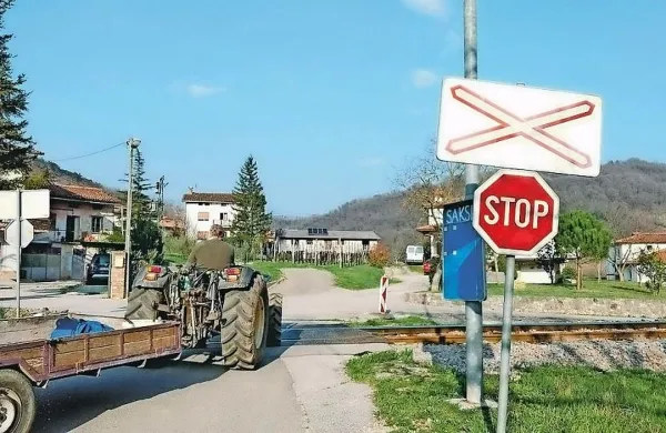 Prehod v Saksidu bo kmalu zavarovan  s polzapornicami ter s 
pripadajočimi opozorilnimi znaki in cestnimi označbami.