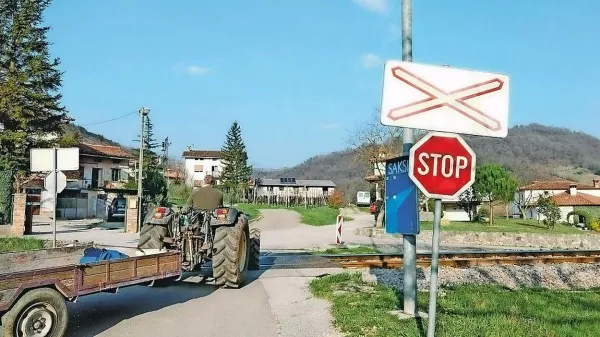 Prehod v Saksidu bo kmalu zavarovan  s polzapornicami ter s 
pripadajočimi opozorilnimi znaki in cestnimi označbami.