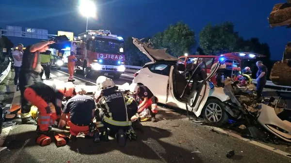 V Postojni, v križišču pri izvozu za avtocesto, se je avto  zaril pod 
tovornjak s hlodi.