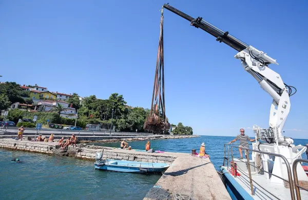 Ob pomoči ladje Sirio so nekdanji mandrač Moleto očistili navlake 
in plovil. 
