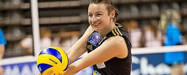 Tina Lipicer Samec je vrhunec kariere doživela  v dresu  prvaka 
Cannesa,  s katerim je osvojila francosko prvenstvo in pokal ter 
srebrno odličje v evropski ligi prvakov.