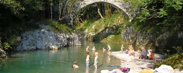 Pod Napoleonovim mostom je priljubljeno kopališče, predvsem za 
tiste, ki jim hladnejša Nadiža ne pride do živega.