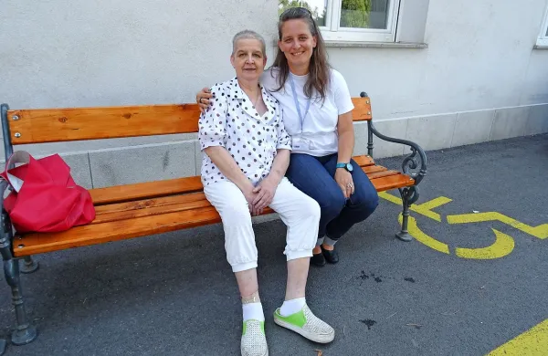 Sopotnici Nataša Vitez (levo) in Katjush Manakai, potnica in 
voznica, sta se takole družili pred bolnišnico v Sežani.   