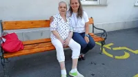 Sopotnici Nataša Vitez (levo) in Katjush Manakai, potnica in 
voznica, sta se takole družili pred bolnišnico v Sežani.   