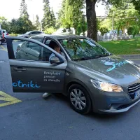Sopotniki niso prepoznavni le po avtomobilih z napisi, ampak tudi po zanesljivosti. V zdravstvenih ustanovah jim zaupajo in njihove potnike  naročajo ob urah, ko lažje uskladijo vožnje. 