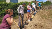 Mladi prostovoljci iz tujine so v Prisojah gradili stopnice, s katerimi 
bo bližnjica do Olma, ki jo uporabljajo šolarji, bolj varna.