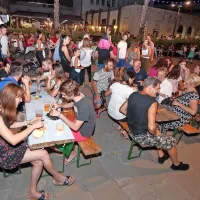 V Taverni drevi Kanzyani, nad zalivom ognjemet