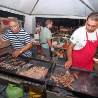 V Taverni drevi Kanzyani, nad zalivom ognjemet