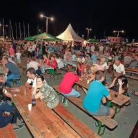 V Taverni drevi Kanzyani, nad zalivom ognjemet