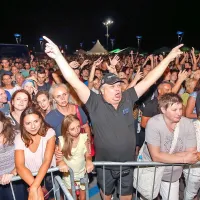 V Taverni drevi Kanzyani, nad zalivom ognjemet