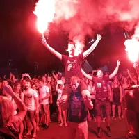 V Taverni drevi Kanzyani, nad zalivom ognjemet