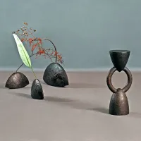 Patinirane bronaste vaze Void Spot Table, Alexander Lamont