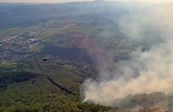 Požar nad Ajdovščino je v petek in včeraj gasil vojaški helikopter. 