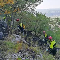 Naporno gašenje na strmem in težko dostopnem  pobočju pod 
Sinjim vrhom. 