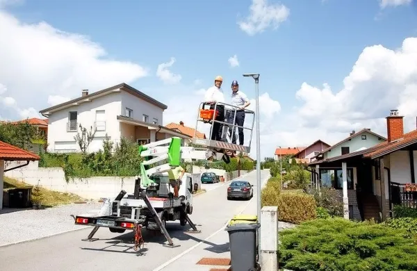 Predvidoma do oktobra bodo zamenjali več kot 1200 svetilk v vseh 
naseljih pivške občine. 