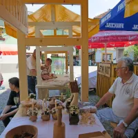    Brez rezbarjev (maska Ta terjastega na laufar komandi v ozadju 
levo) bi bil Anin sejem dolgčas.