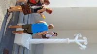 V Postojni turisti znamenitosti mesta odkrivajo, medtem ko oblasti 
pomagajo reševati mesto pred paranormalnimi pojavi, v Piranu pa 
med iskanjem izginule Tartinijeve violine.